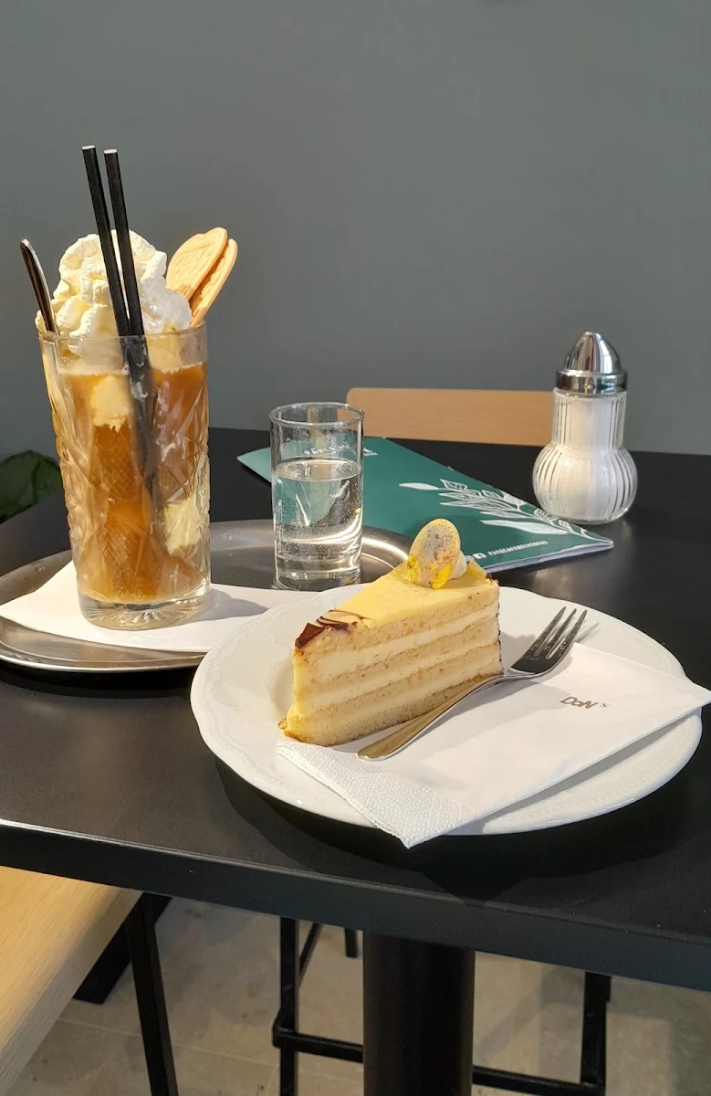 Klimttorte Und Ice Caffe