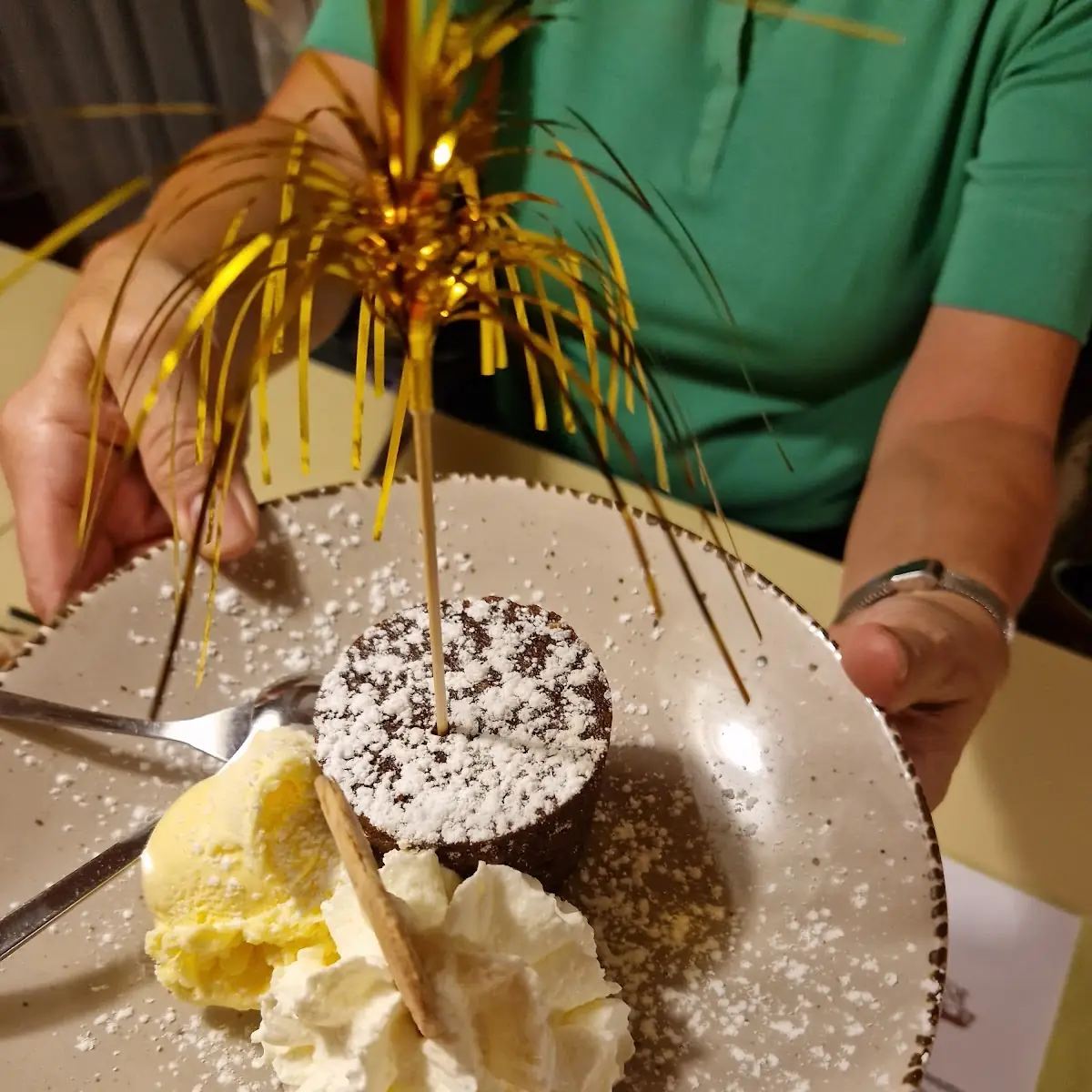 Schokokuchen Mit Sahne Und Eis