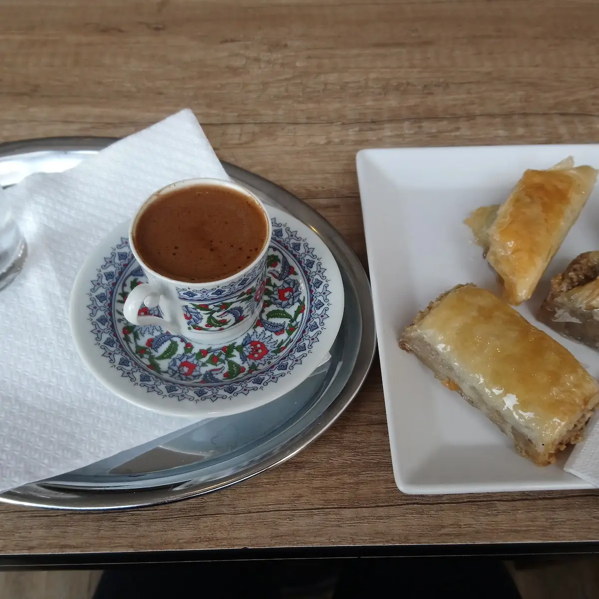 Türkischer Kaffee Und Gemischte Baklava