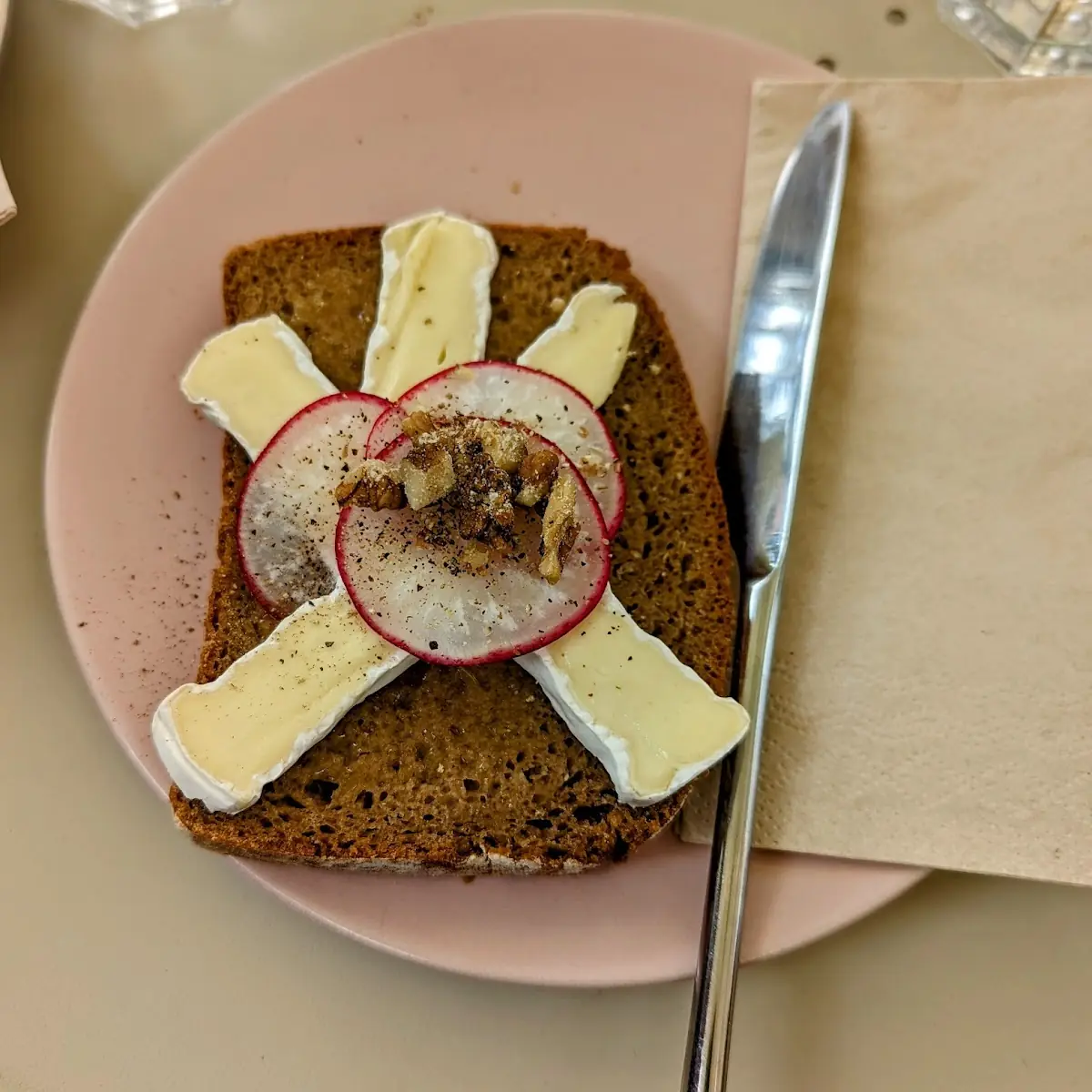Weichkäse Feigensenf Walnuss Marktbrot