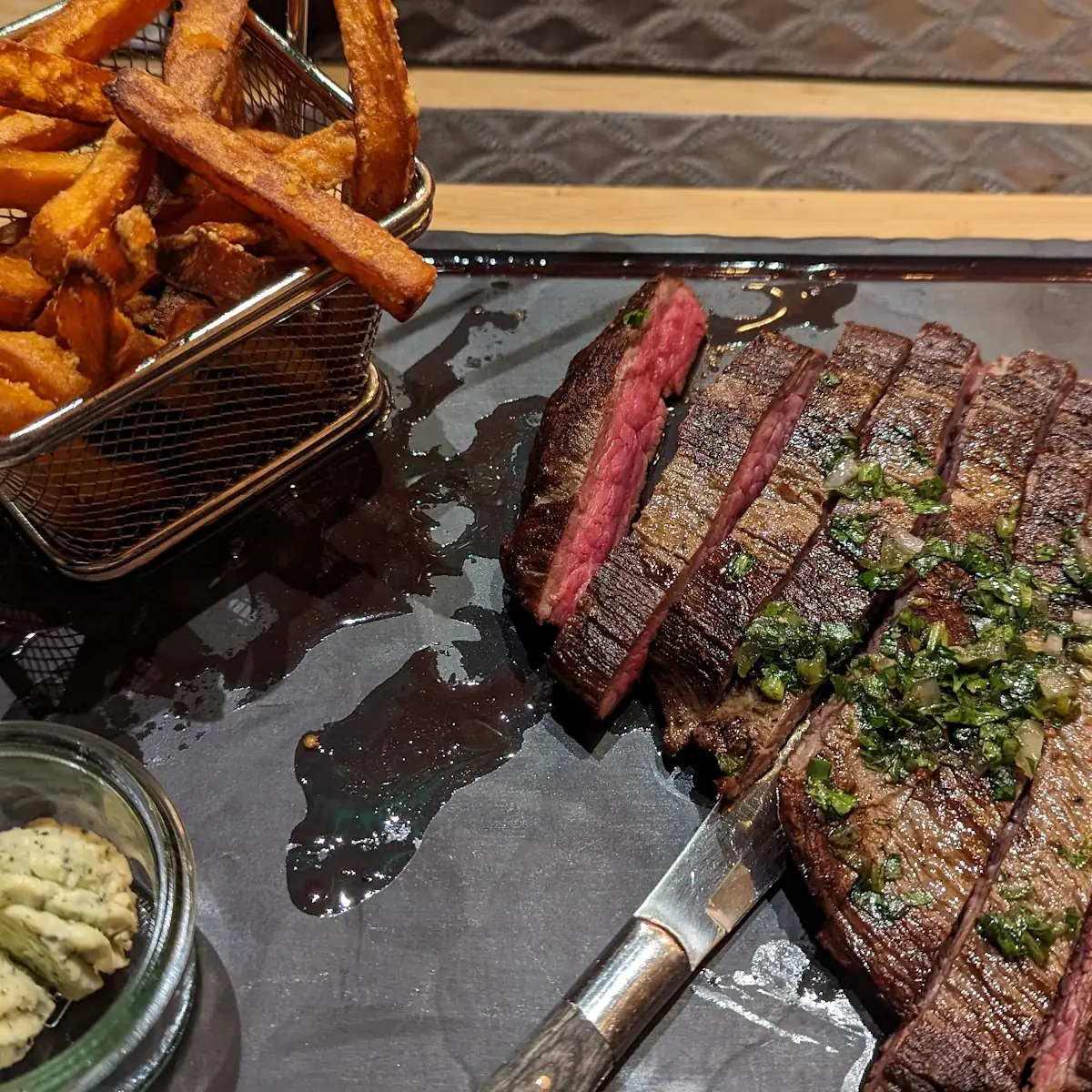 Flanksteak Mit Süßkartoffel Pommes Und Kräuterbutter
