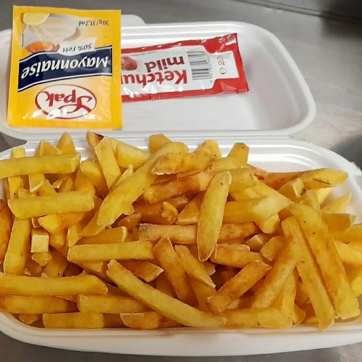 Pommes Frites Take Away Mit Mayo U Ketch Up
