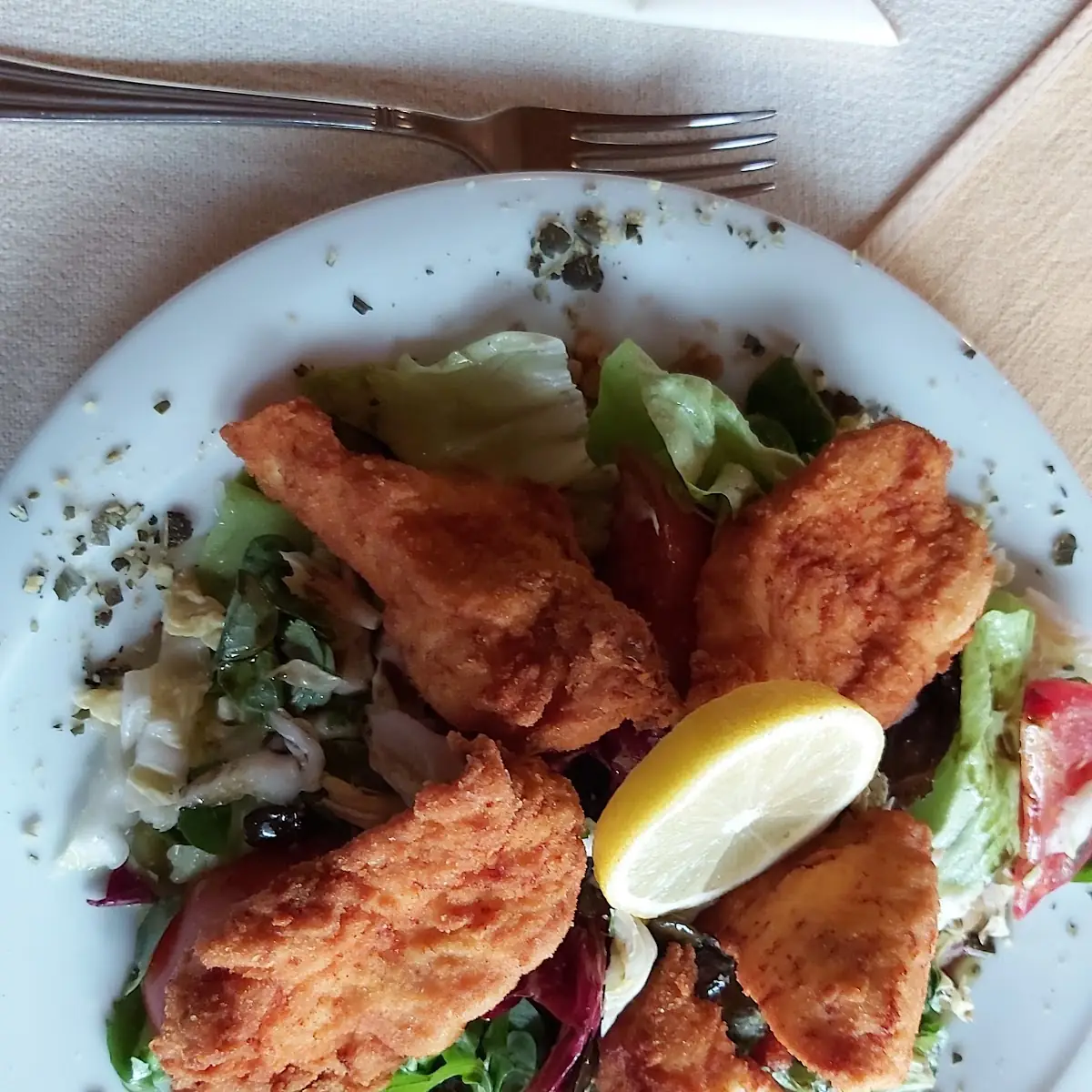 Salatteller Mit Gebackenen Hühnerstreifen Und Kernöl