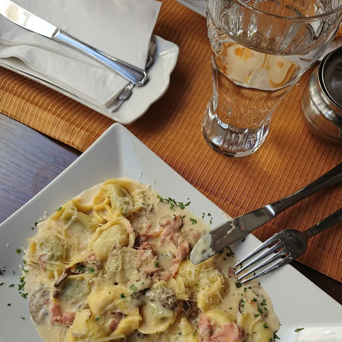Tortellini Al Salmone, Pizzeria La Gondola