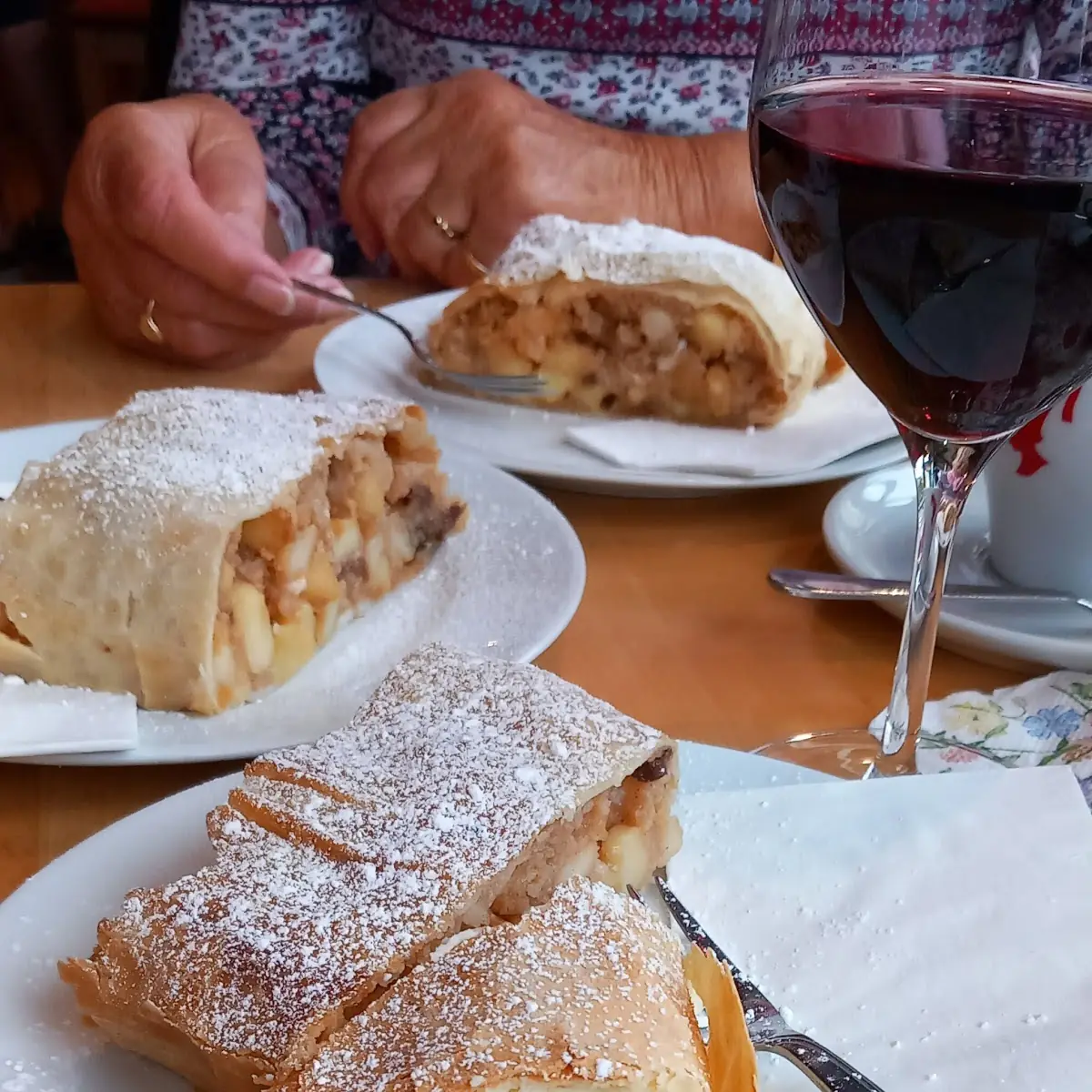 Apfel- Topfenstrudel