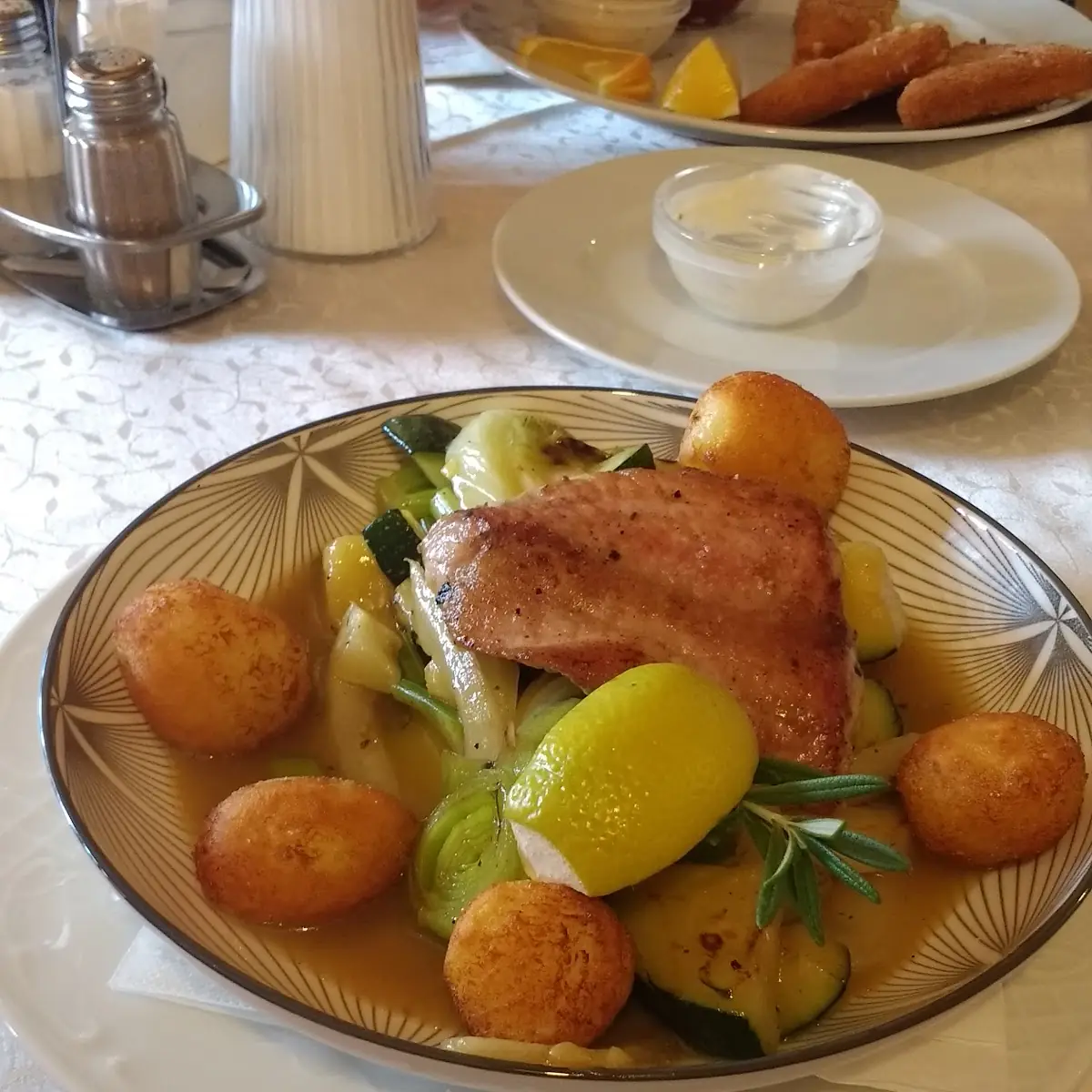 Dorade Auf Salat Mit Geröstete Kartöffelchen