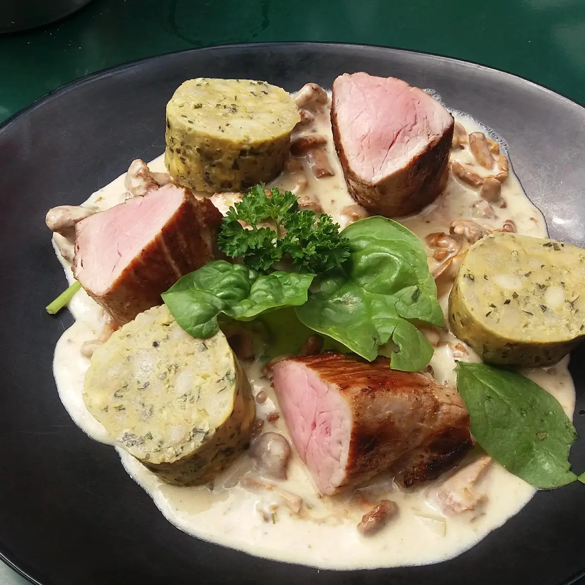 Rosa Gebratenes Schweinefleisch Mit Schwammerl Und Semmelknödel