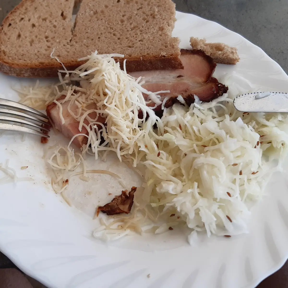 Bauchfleisch Mit Kren Und Krautsalat