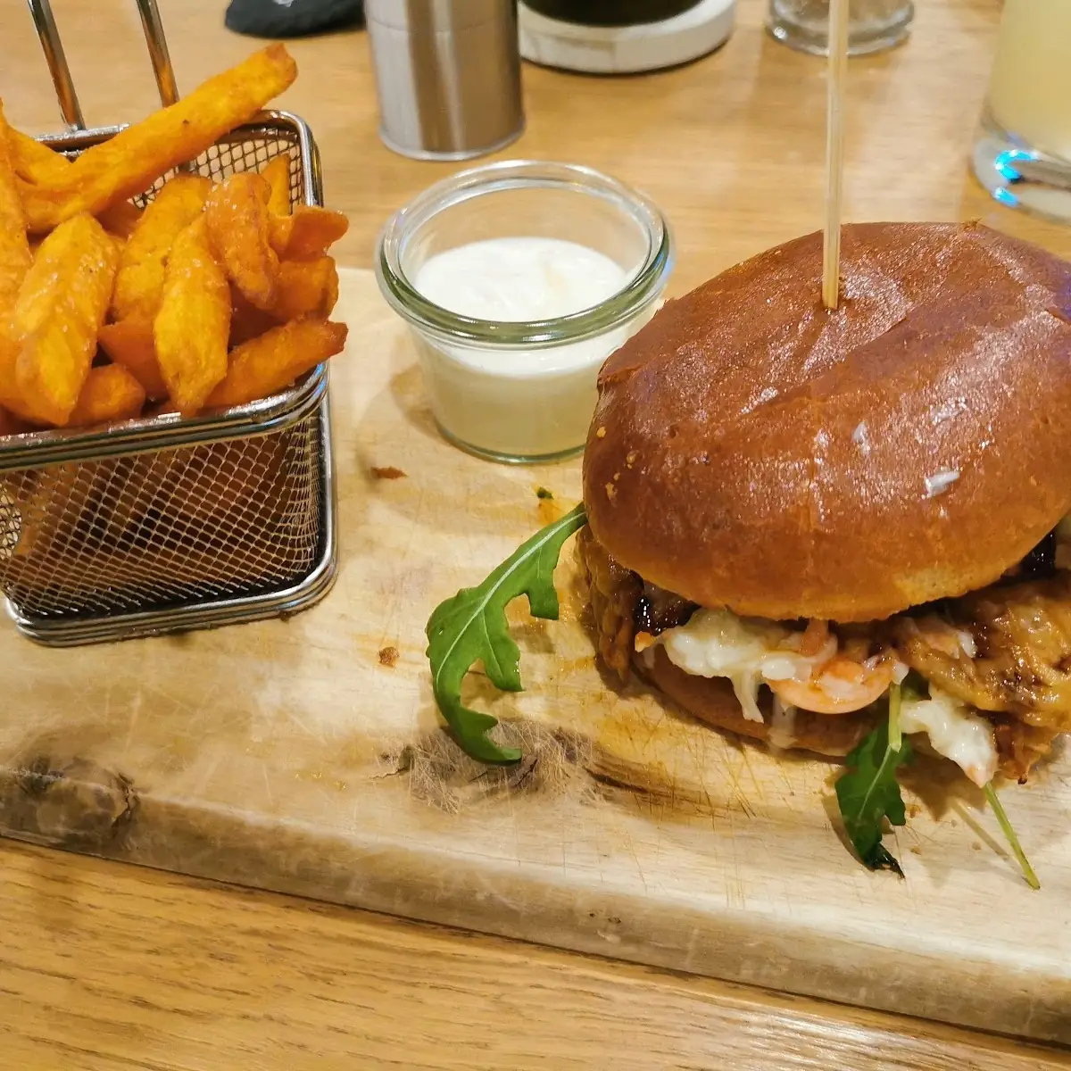 Teriyaki Burger Mit Süßkartoffel Pommes