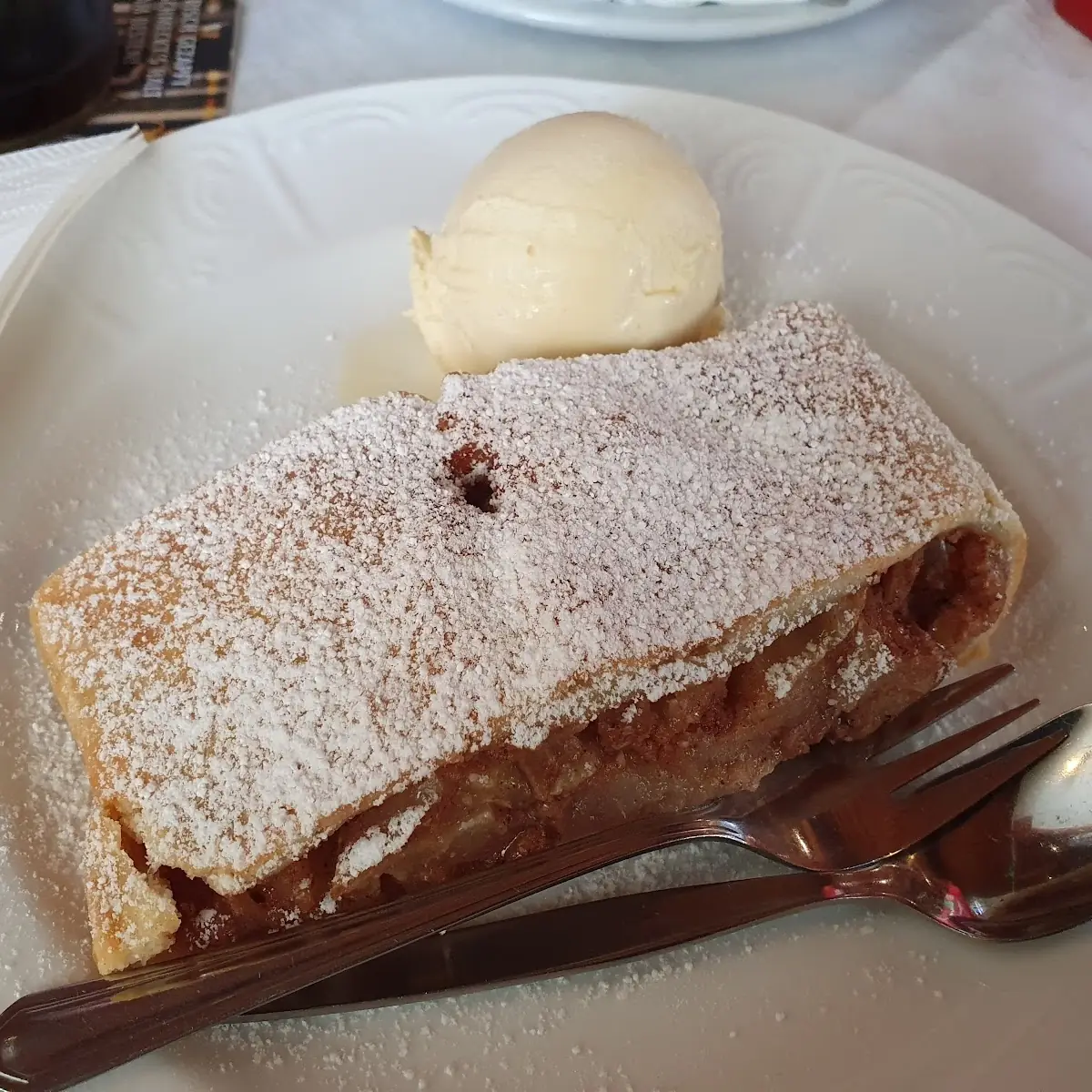 Apfelstrudel Mit Vanilleeis