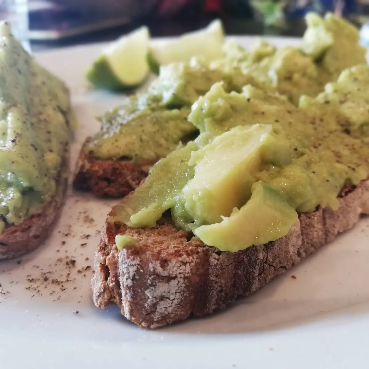 Avocado Brötchen Mit Kräuterbutter
