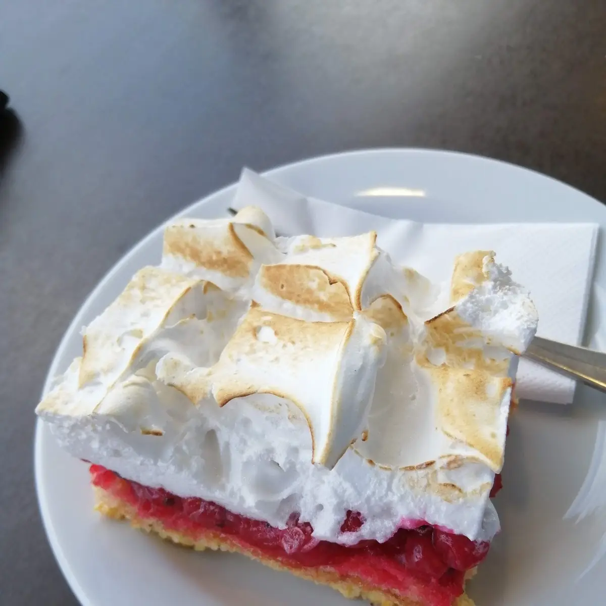 Johannesbeer Baiser Schnitte