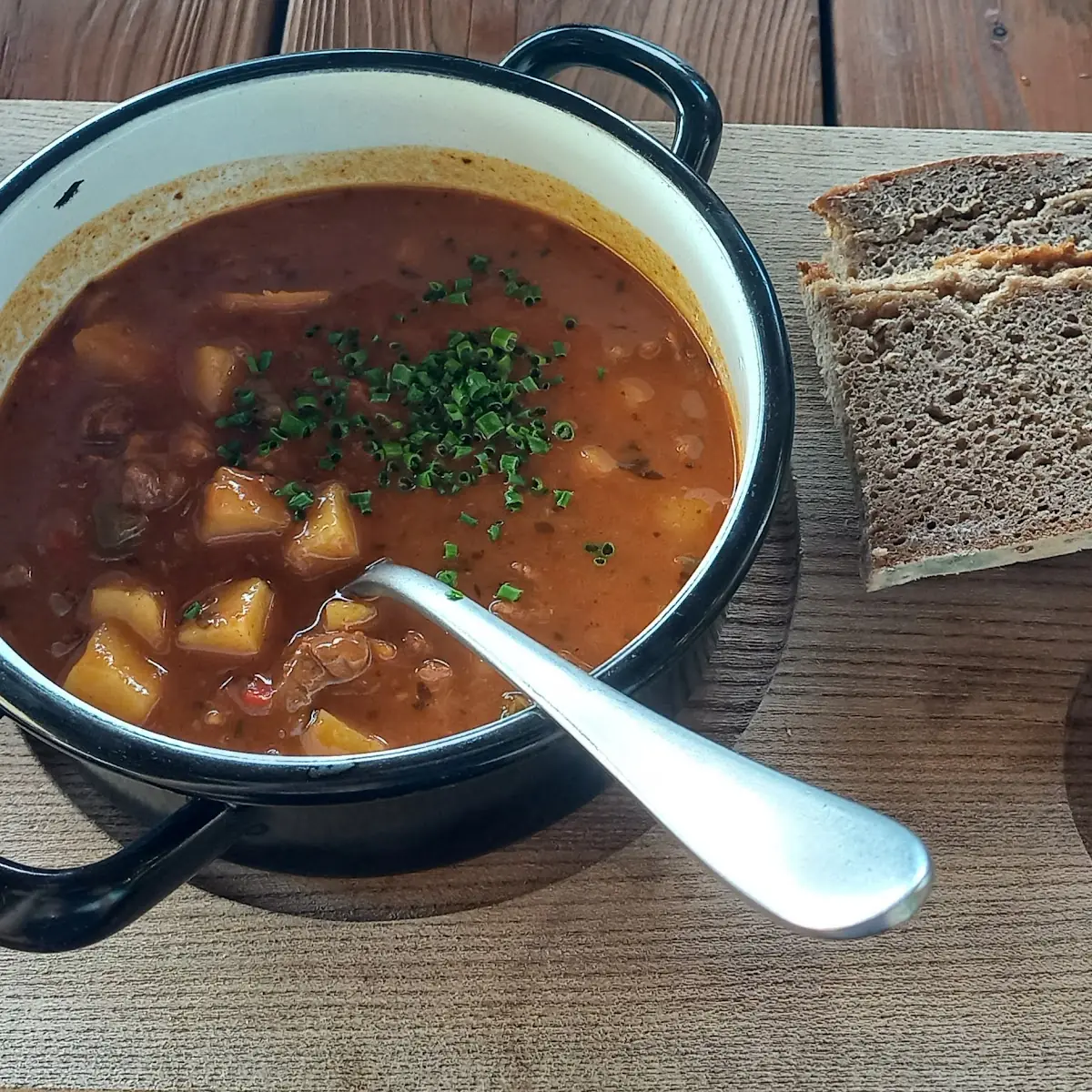 Hausgemachte Gulaschsuppe