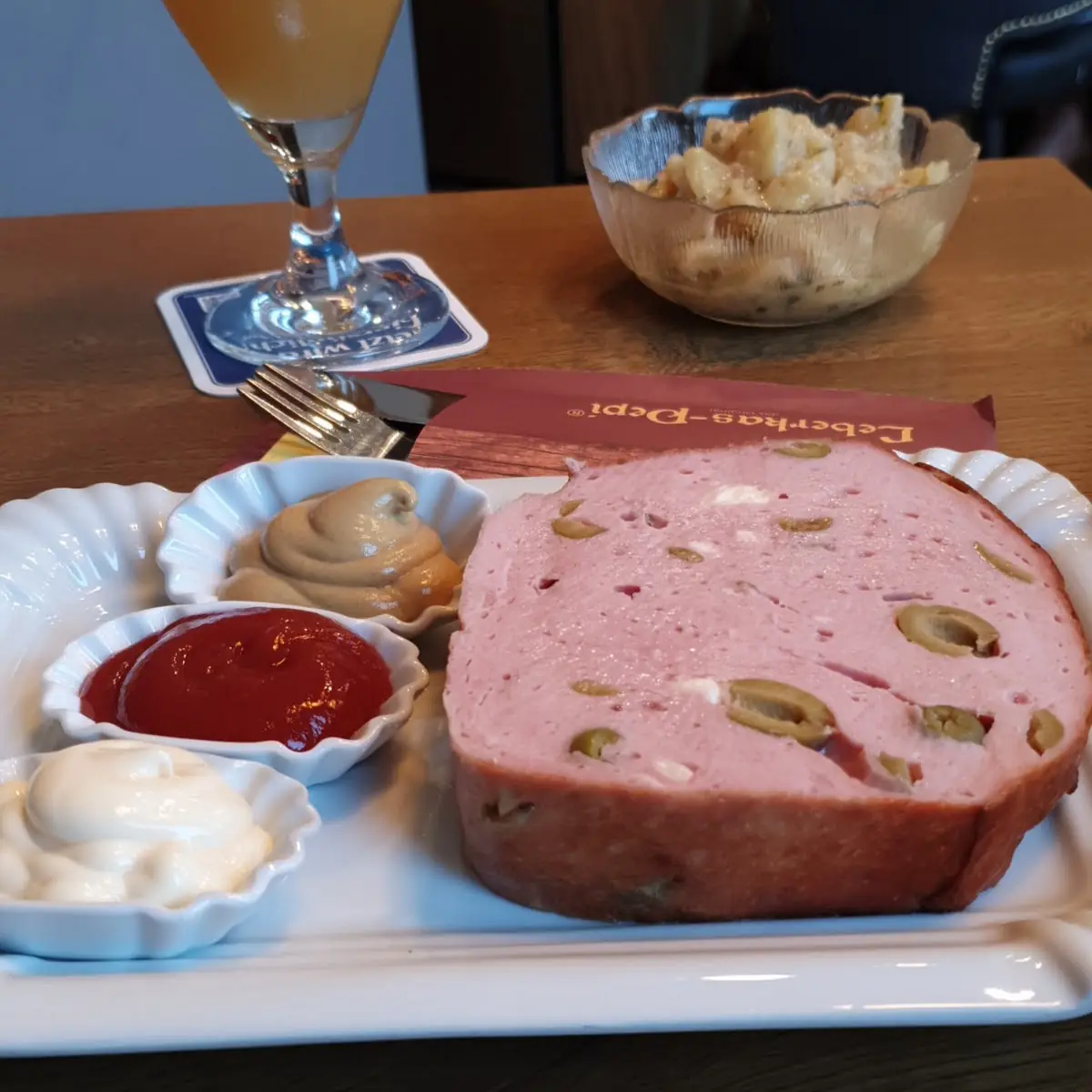 Leberkäse Mit Schafskäse Und Oliven Ne Männerscheibe