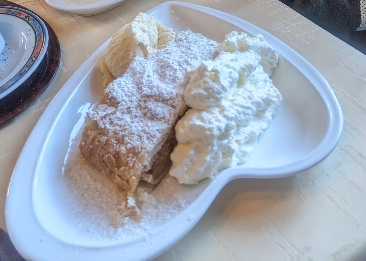 Apfelstrudel Mit Vanilleeis Und Schlagsahne