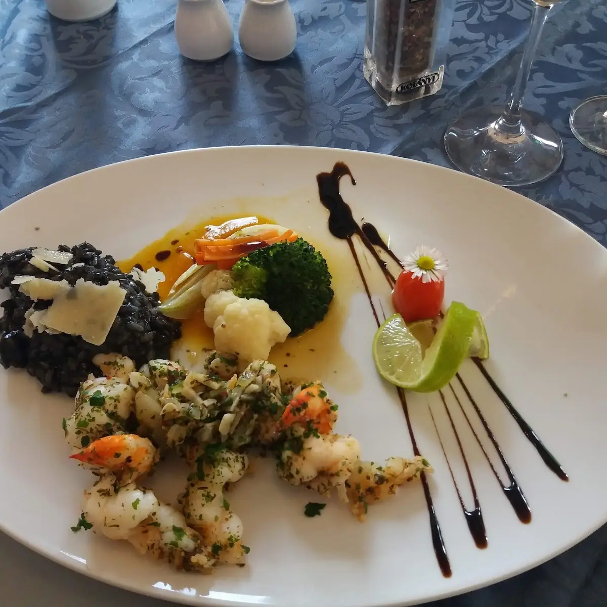 Gebratene Shrimps Mit Bauerngemüse Und Tintenfischrisotto