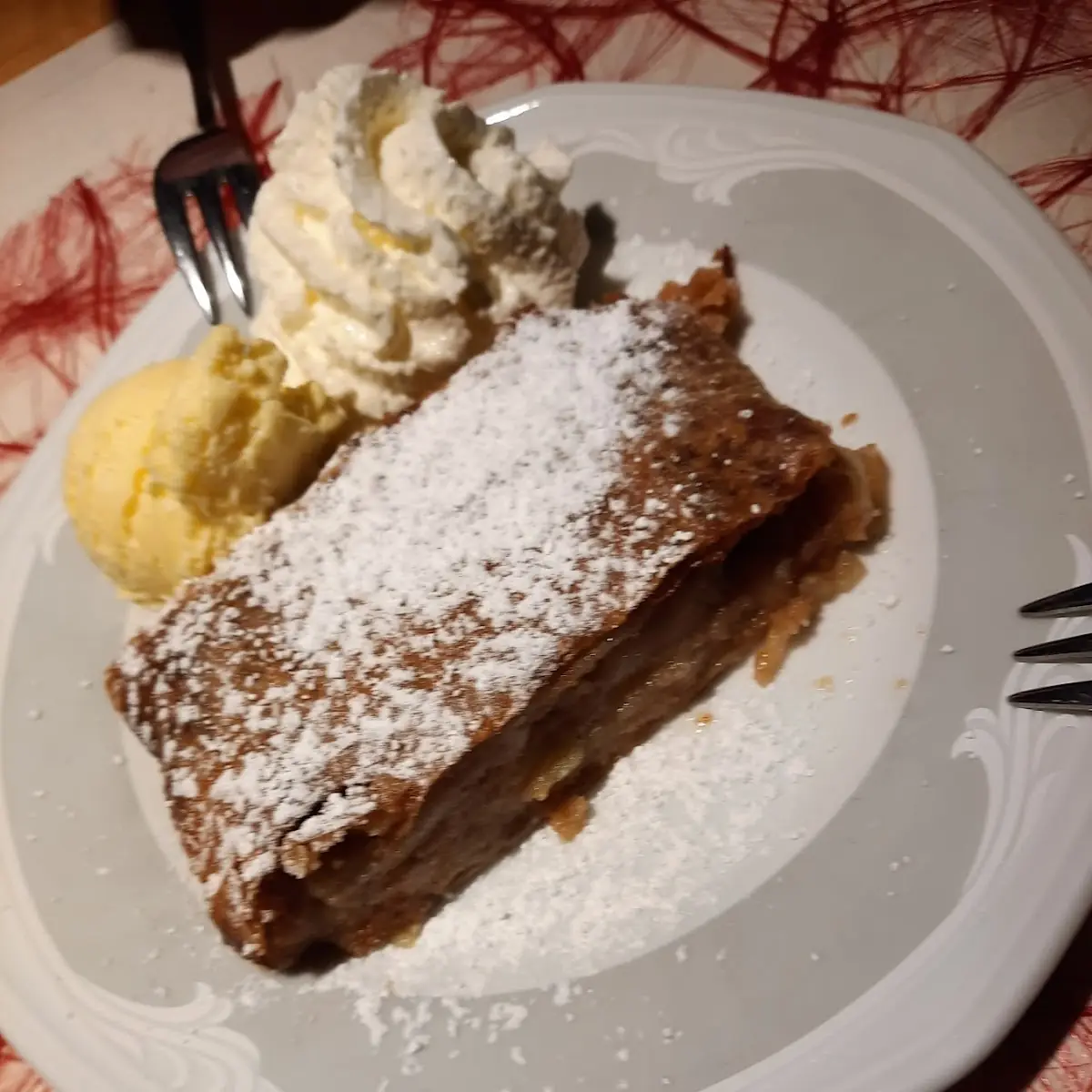 Apfelstrudel Mit Eis Und Rahm