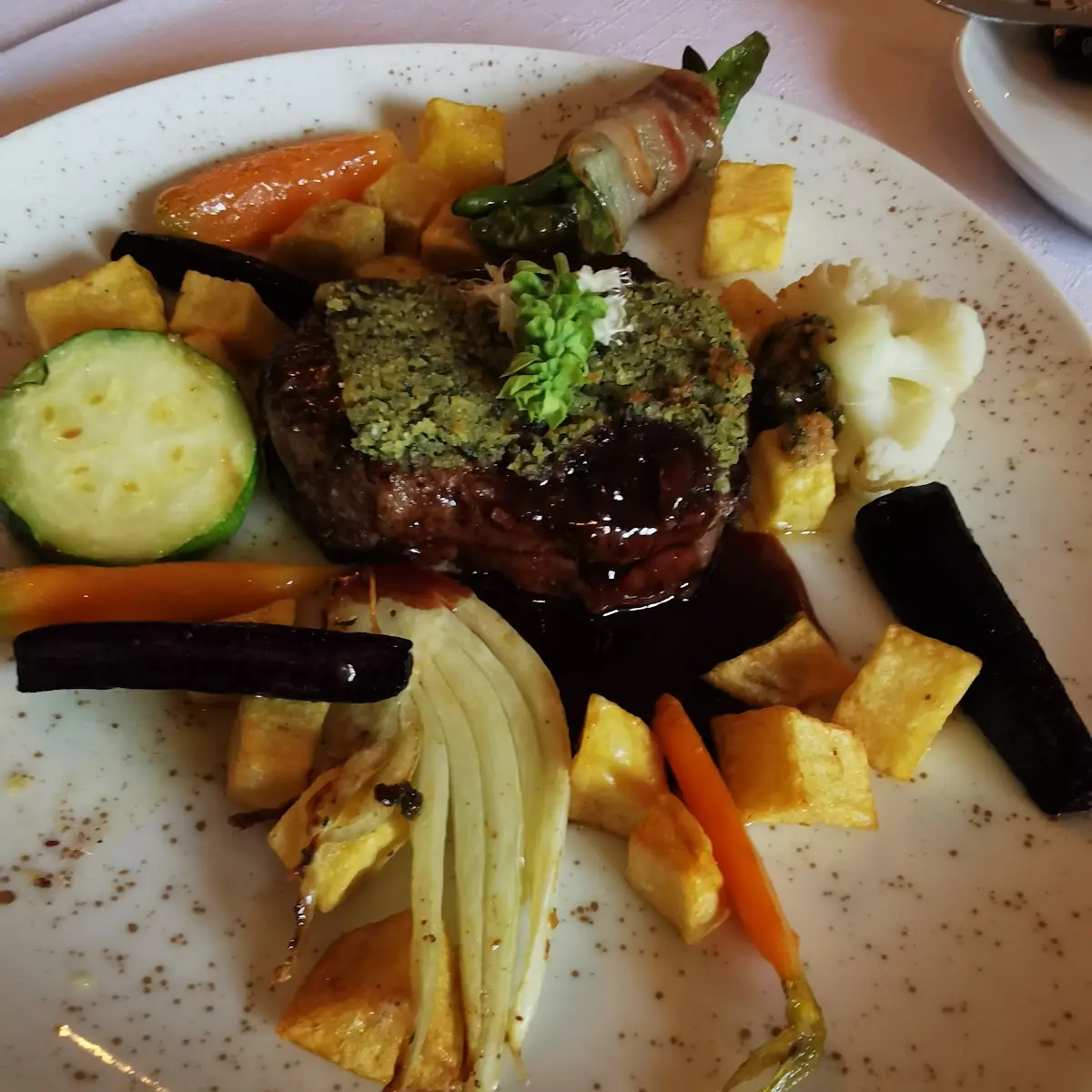Rinderfilet Vom Almochsen Gedämpftes Saisonales Gemüse Frittierte Erdäpfelwurfel