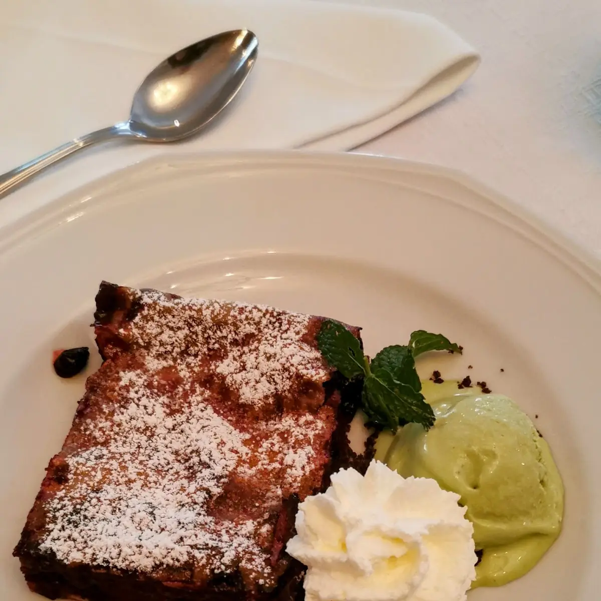 Schwarzbeerstrudel Pistazieneis