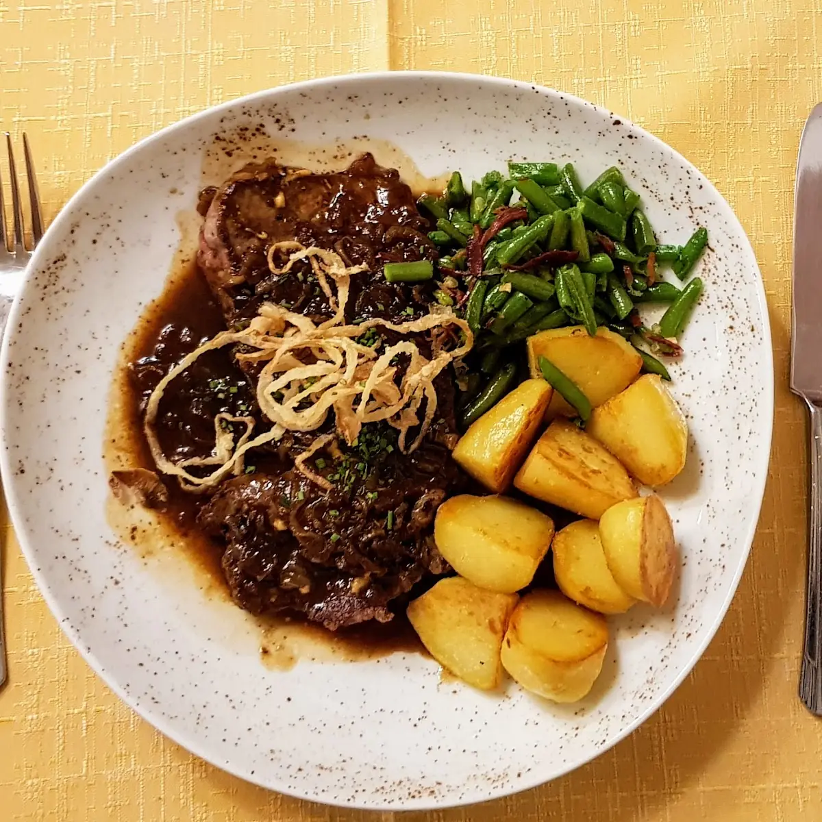 Zwiebelrostbraten Speckbohnen Bratkartoffel
