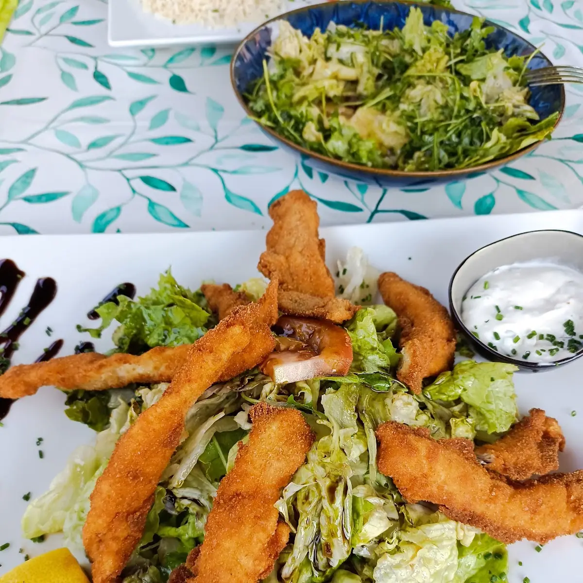 Gebackene Hühnerstreifen Auf Grüner Salat