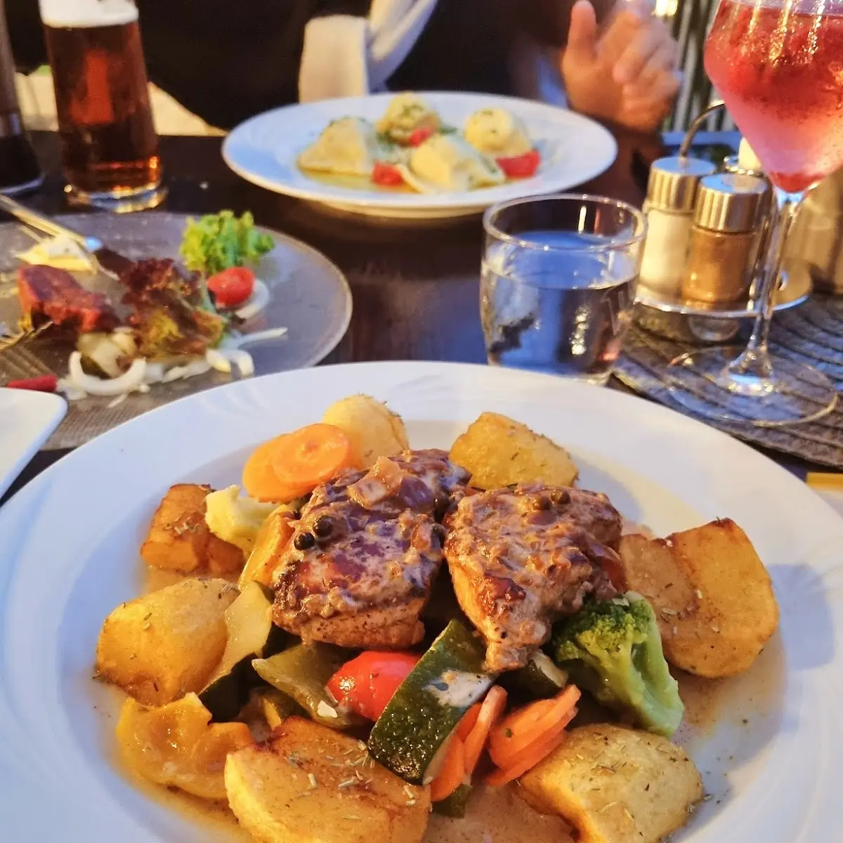 Schweinsmedaillons In Pfefferrahmsauce Mit Rosmarinkartoffeln Und Gemüse Tagesmenü