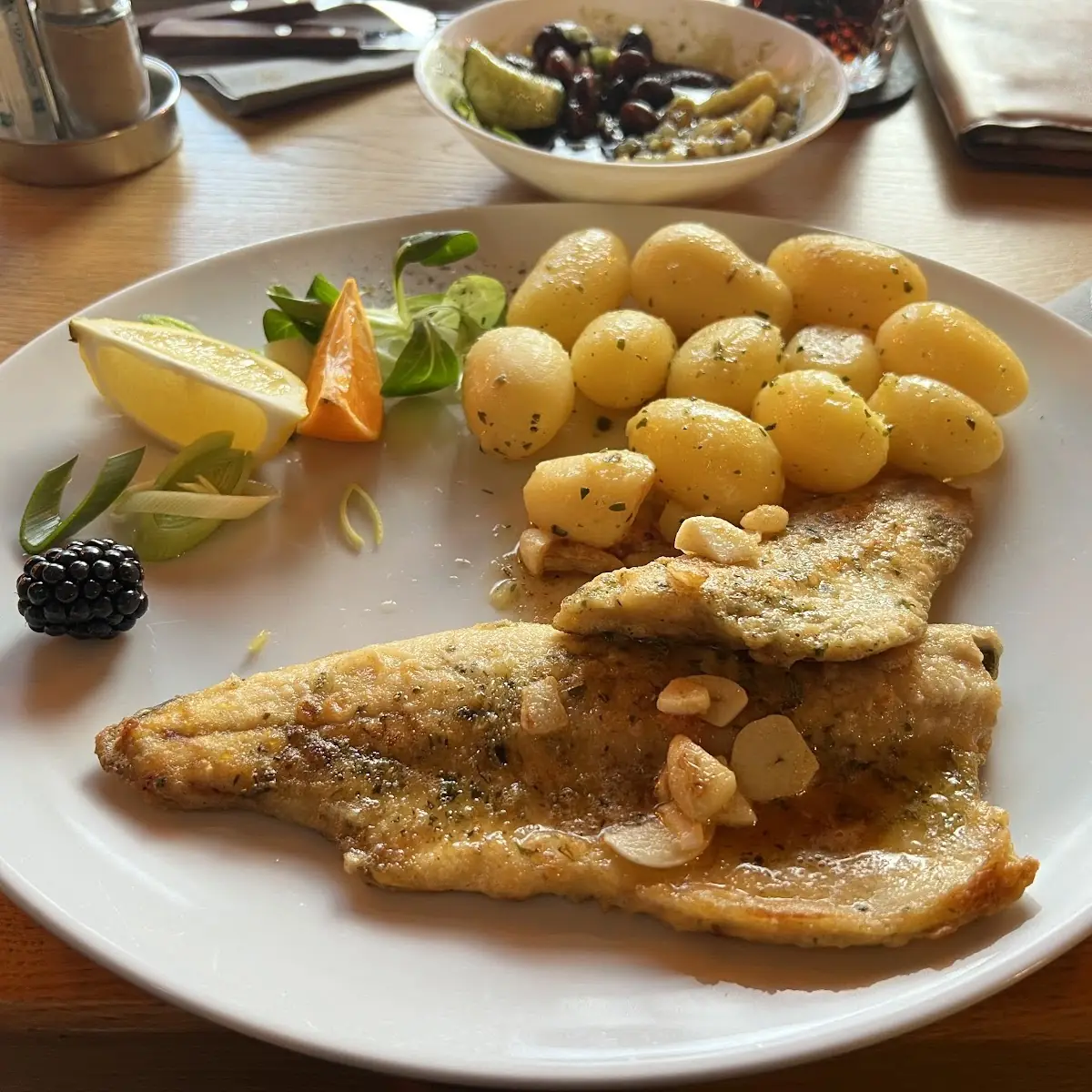 Gebratenes Forellenfilet Mit Kräuter-knoblauchbutter
