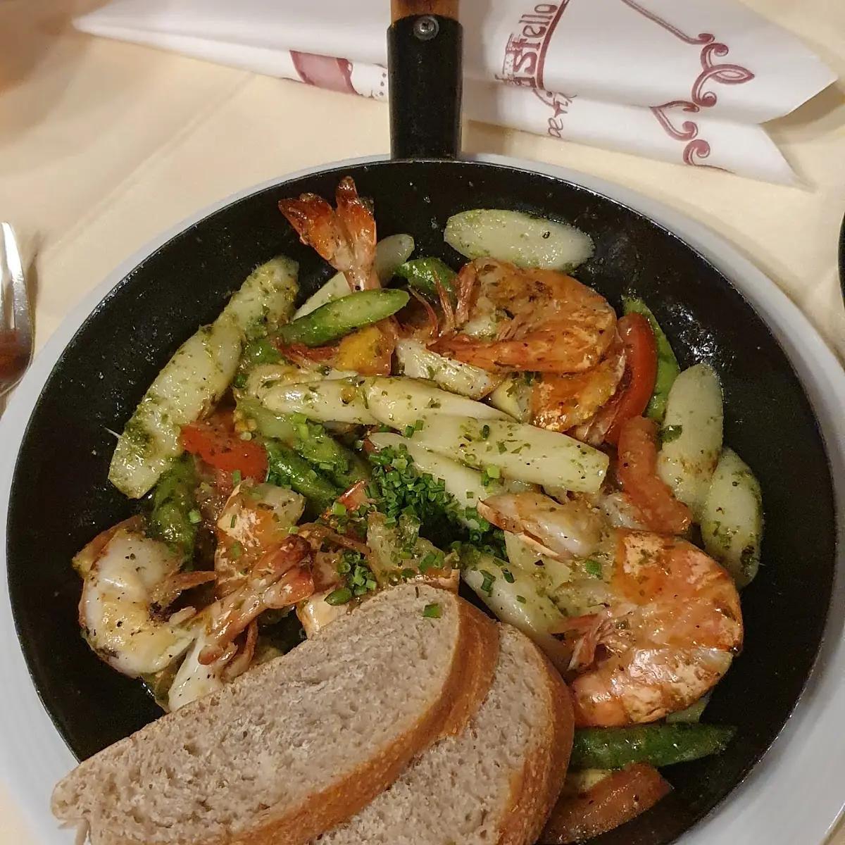 Grüner U Weißer Spargel Mit 6 Stk Garnelen