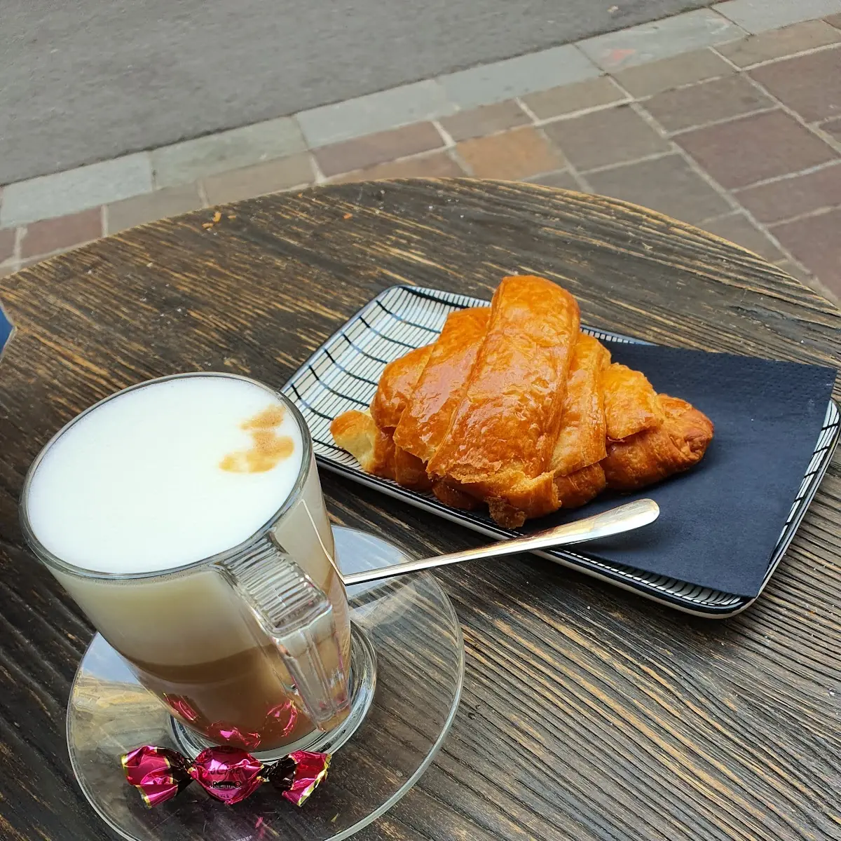 Café Macchiato Et Croissant