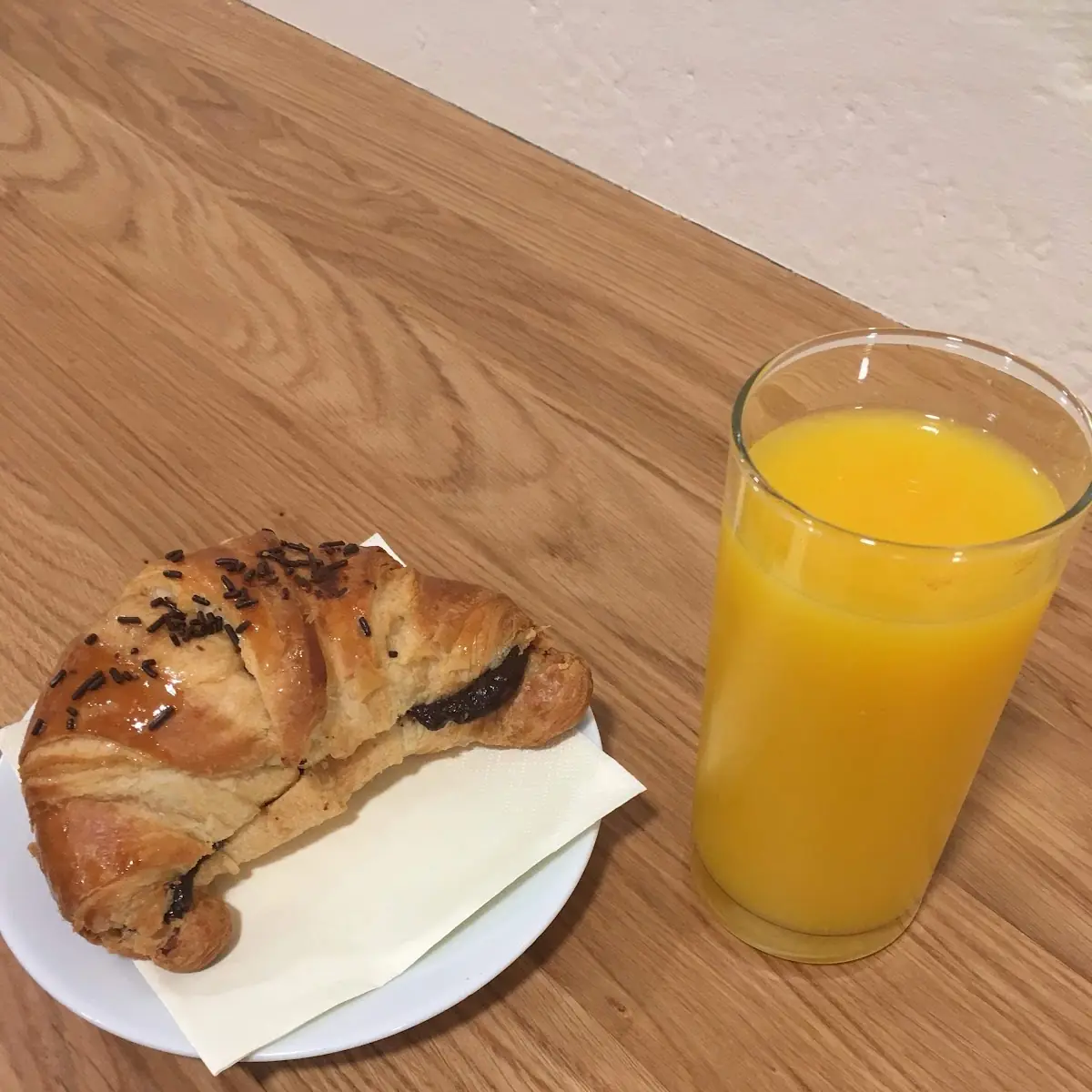 Cornetto Con Crema Al Cioccolato E Succo D''arancia Fresco