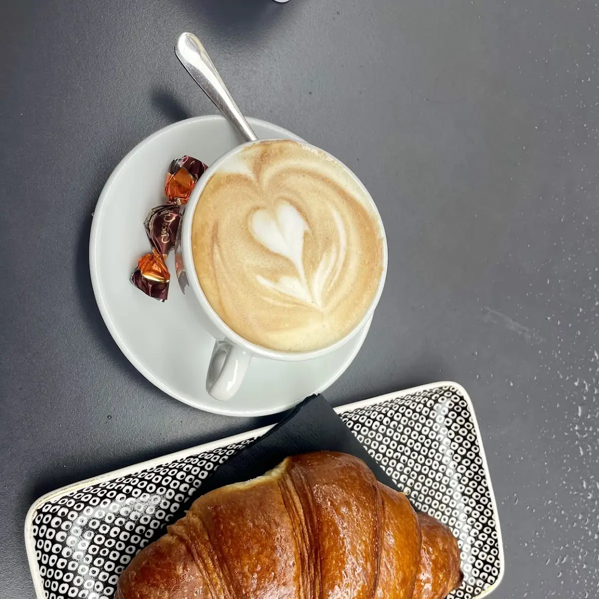 Pistazien-croissant Und Cappuccino