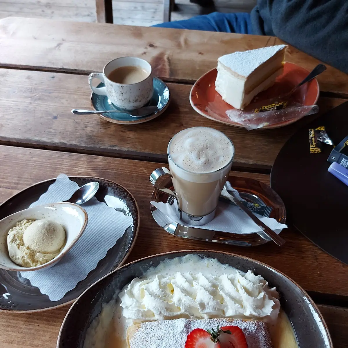 Apfelstrudel Mit Sahne Vanilleeis Und Vanillesauce