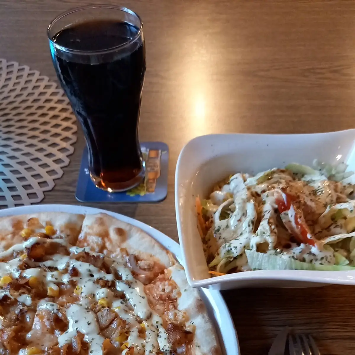 Kebap Pizza Mit Gemischter Salat