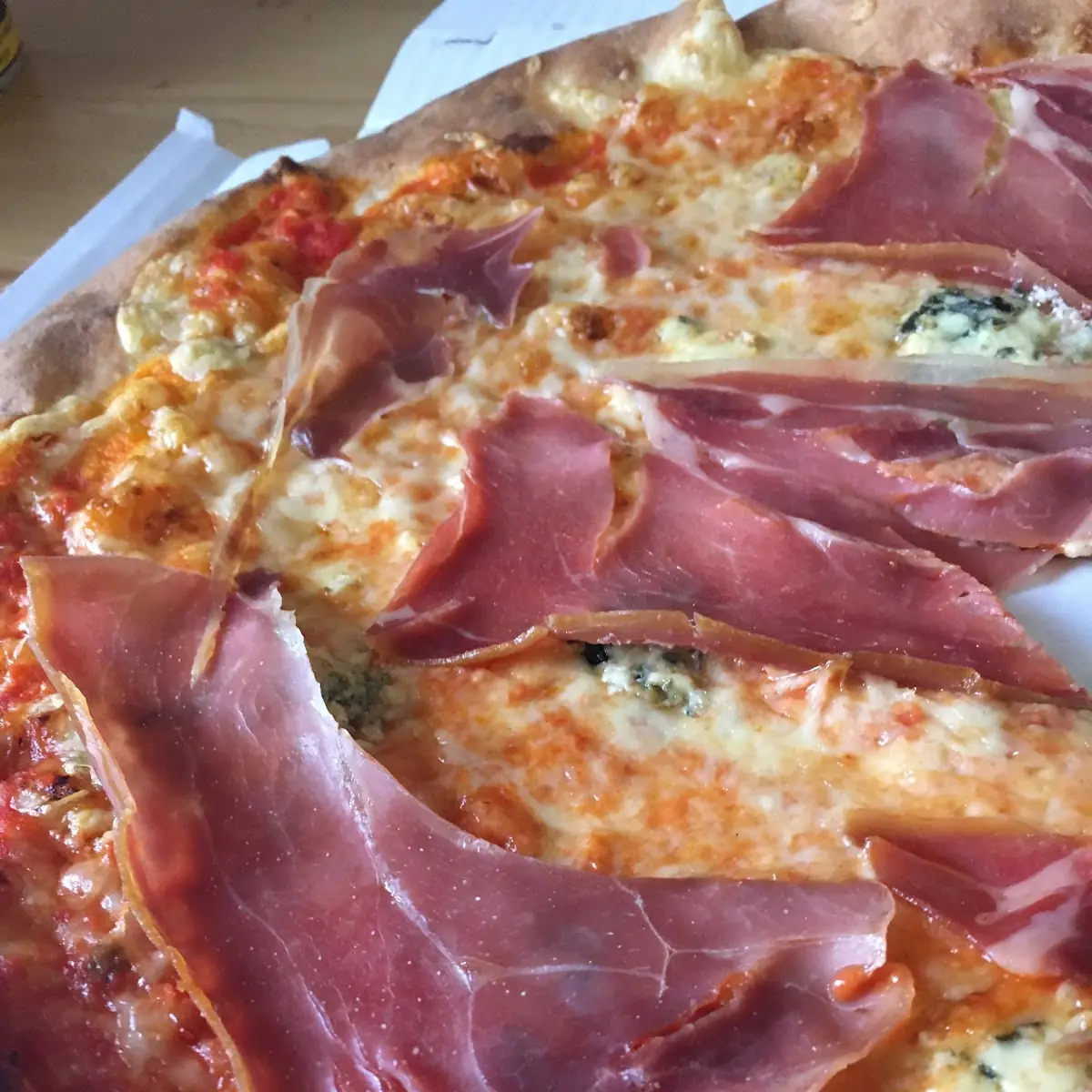 Pizza Prosciutto Alla Gorgonzola