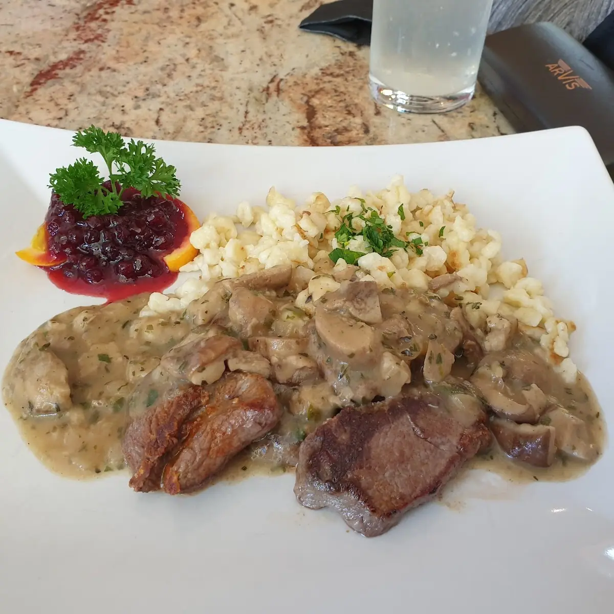 Rehschnitzel Mit Schwammerlsauce Und Spätzle