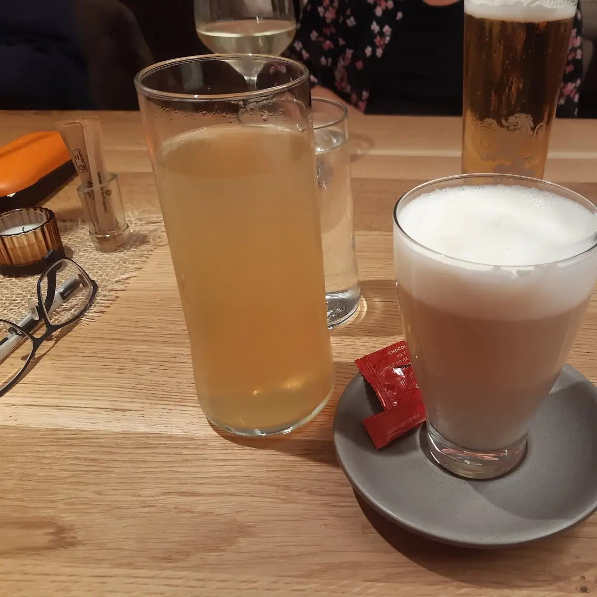 Latte Macchiato Und Apfelschorle