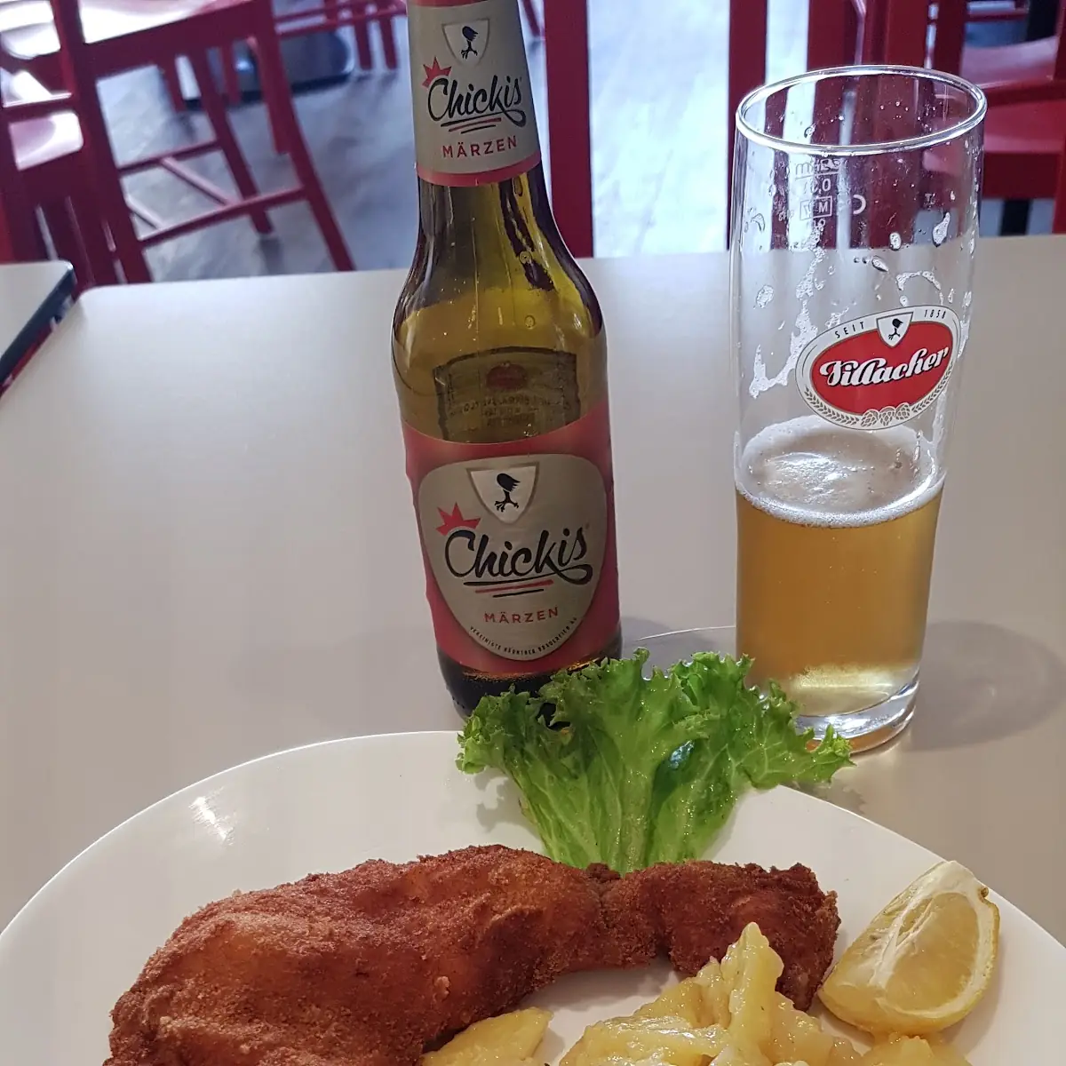 Poulet -schnitzel Mit Kartoffelsalat