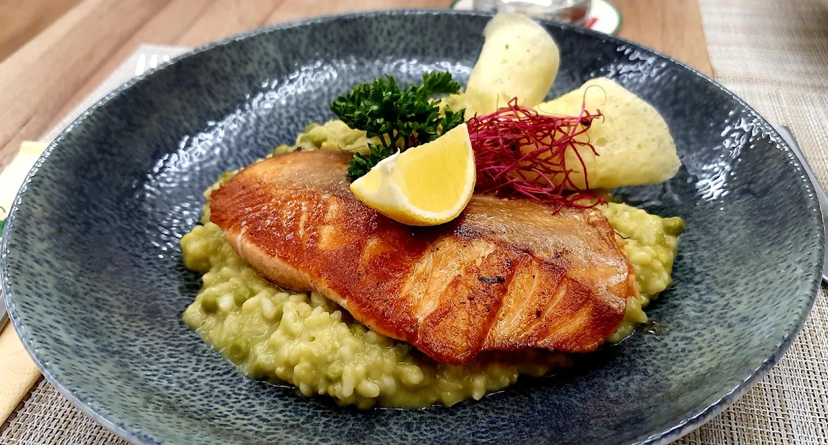 Gegrillter Lachs Auf Erbsenrisotto Mit Parmesanchips