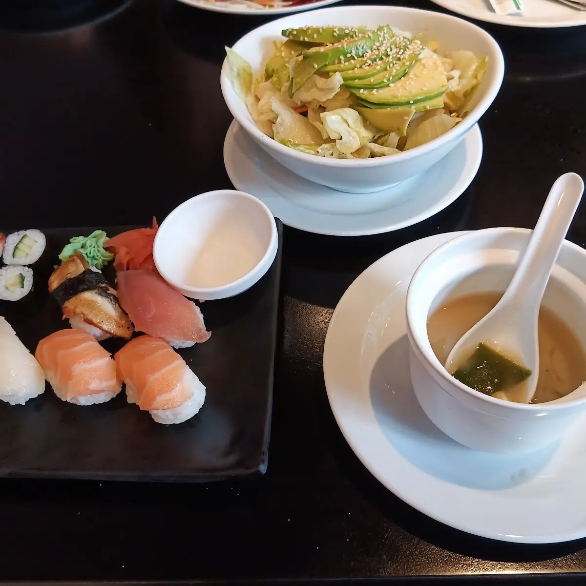Sushi Set M1 Sowie Avocadosalat