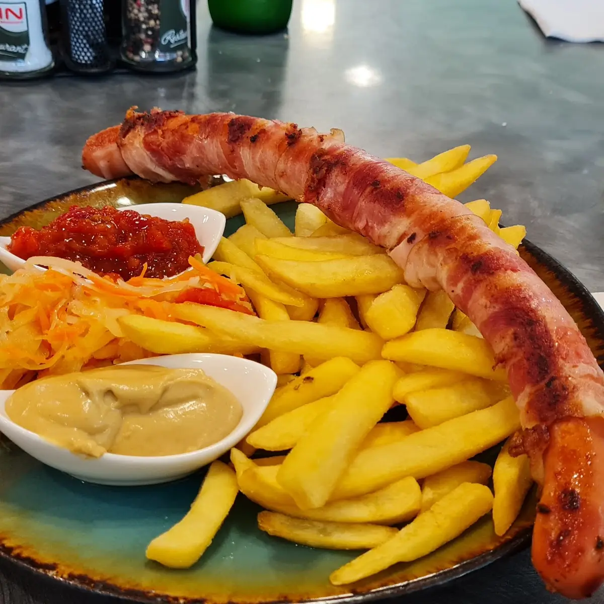 Bernerwürstel Mit Pommes