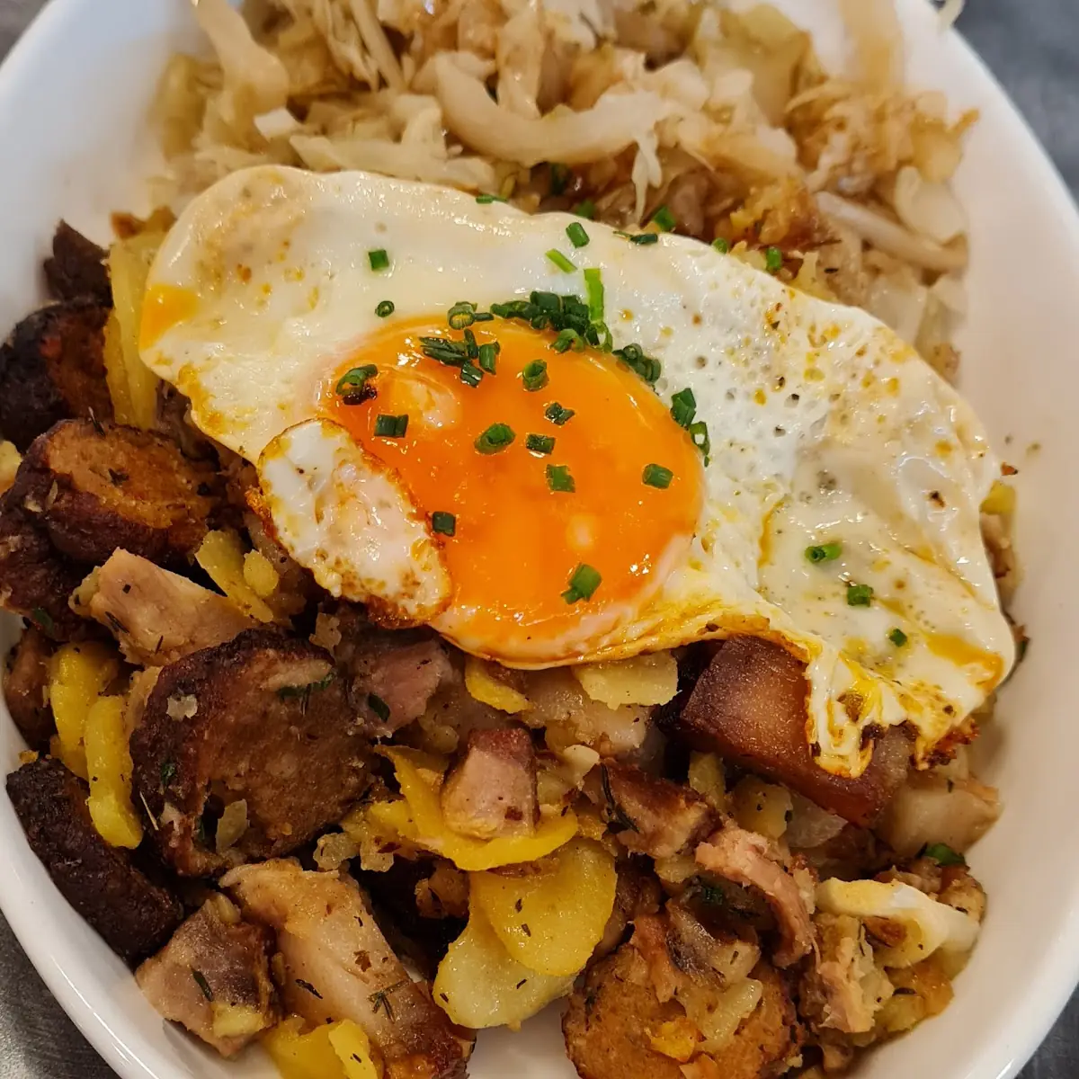 Blunzengröstel Mit Spiegelei Und Wärmer Krautsalat