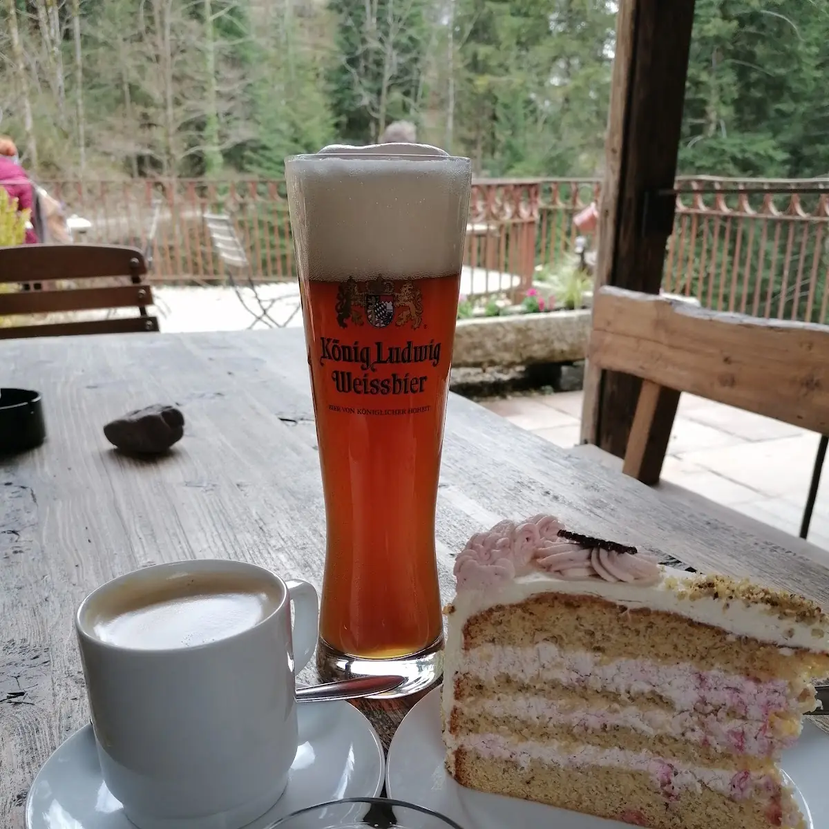 Hausgemachte Preiselbeer Sahnetorte