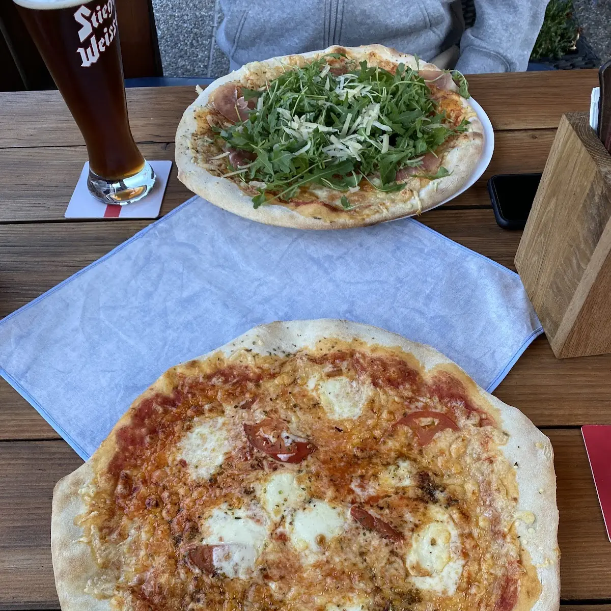 Eierschwammerl Pizza Und Eine Gorgonzola Ohne Schinken Und Ein Gemischter Salat