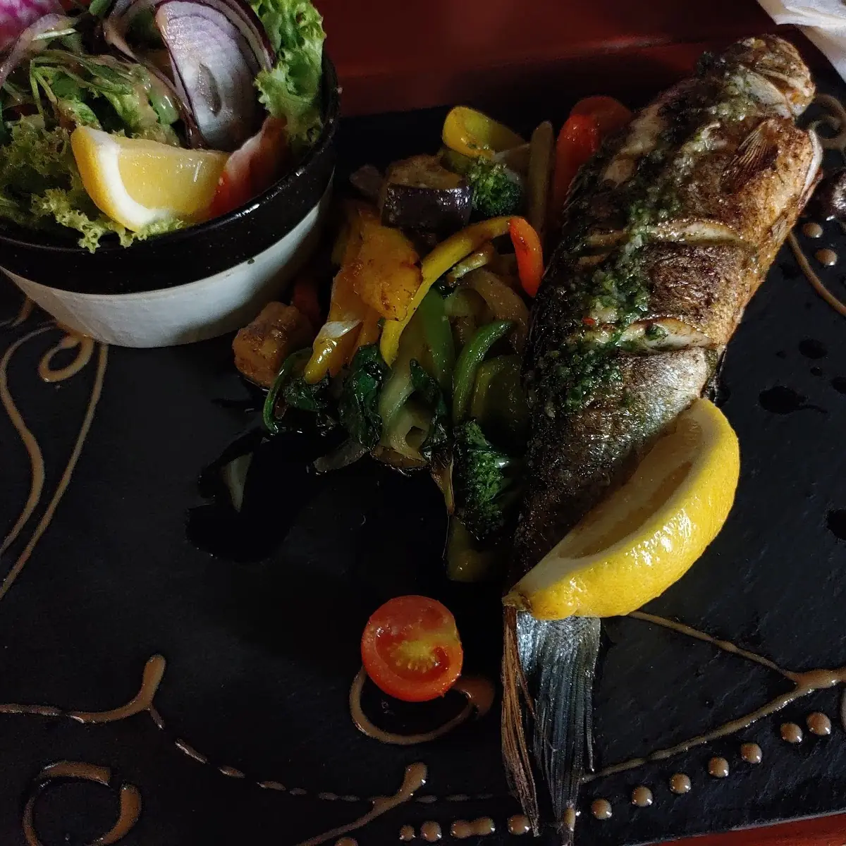 Branzino Auf Mediterranem Gemüse