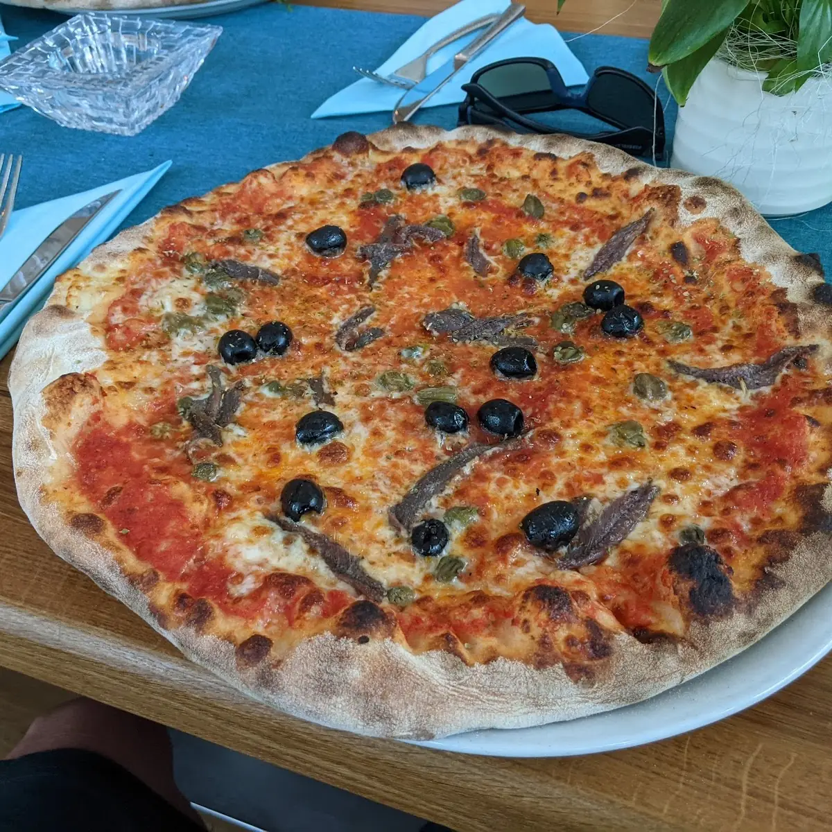 Pizza Mit Kapern Und Sardellen
