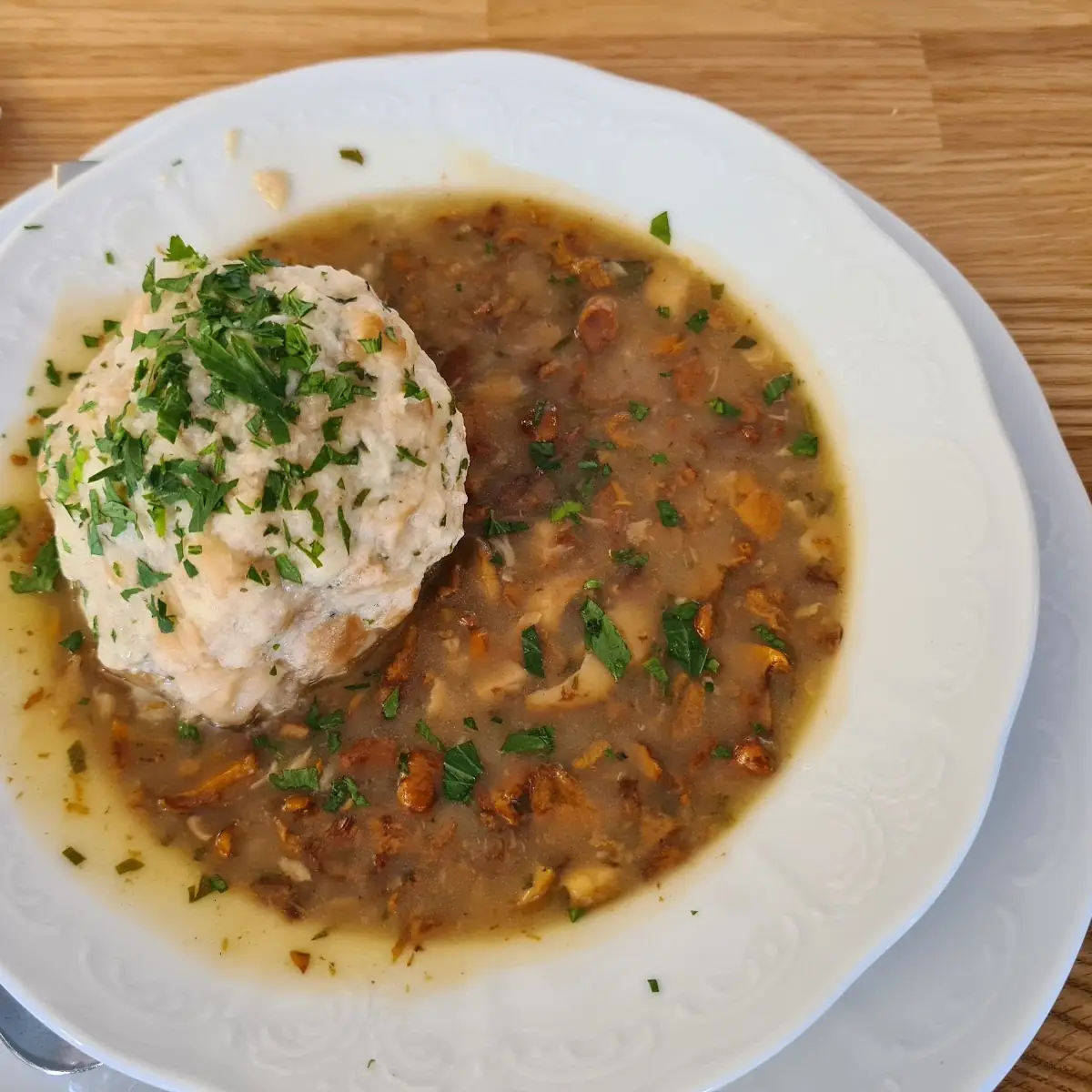 Eierschwammerlsauce Mit Semmelknödel