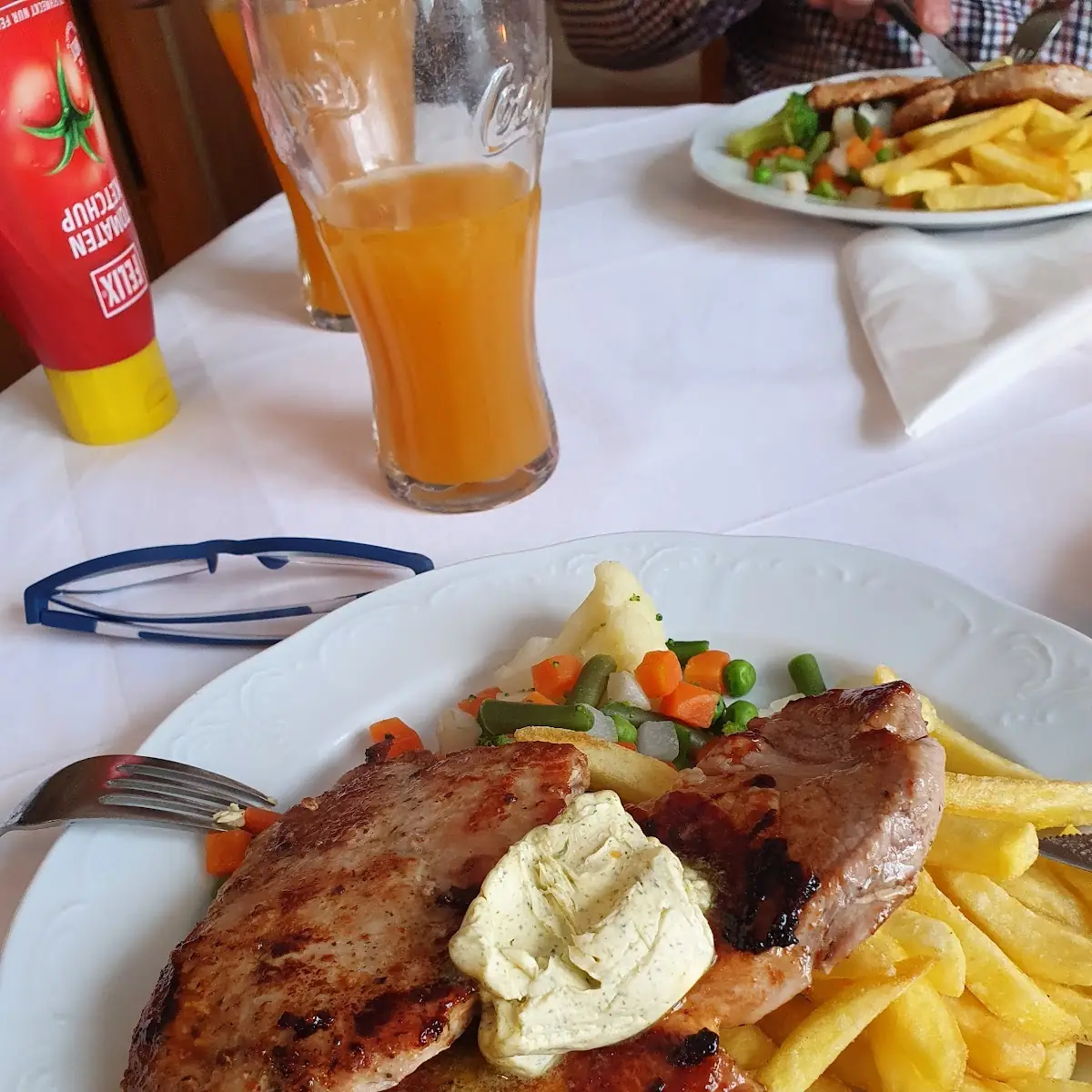 Grill Kotelett Mit Pommes Und Gemüse