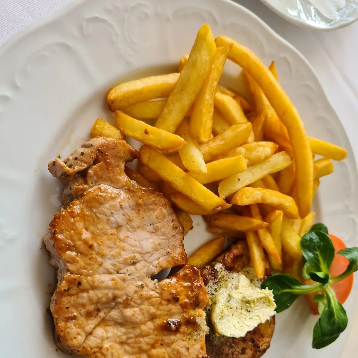 Grillkotelette Mit Pommes Frites