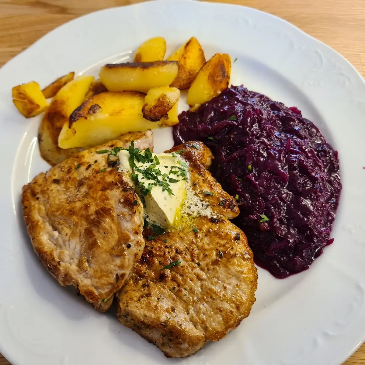 Kotelett Mit Bratkartoffel U Rotkraut