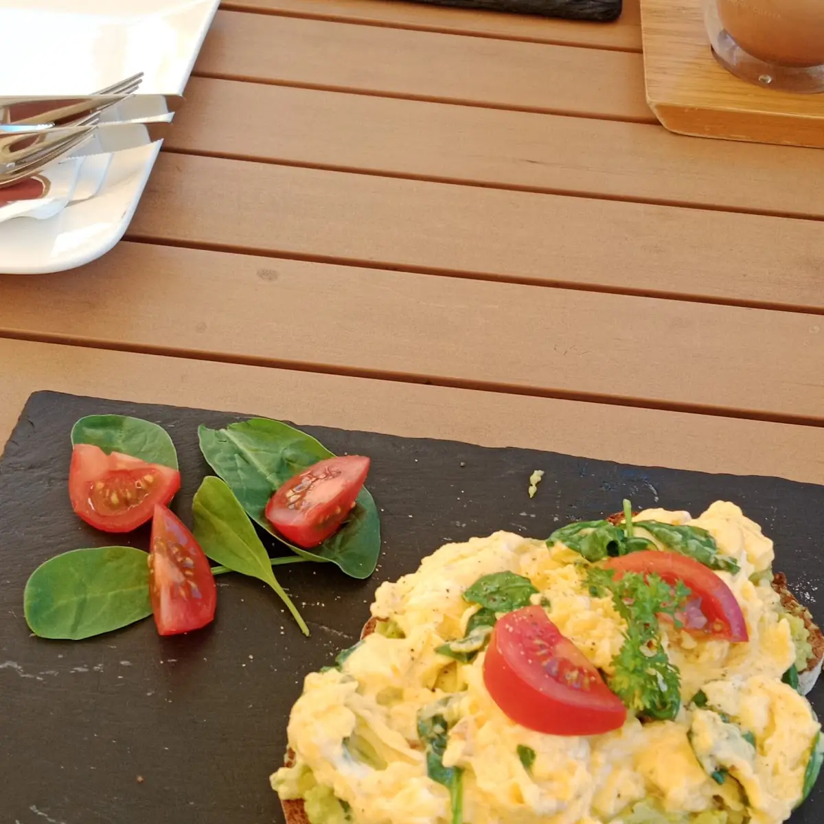 Ei Im Glas Mit Kornspitz Brot Mit Avocado Und Ei